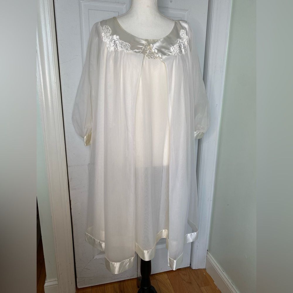 1970s Gossard Artemis Matching Nightgown & Robe Set